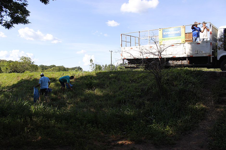 Mutirão em rodovia de Bonito recolhe 55 sacos de lixo