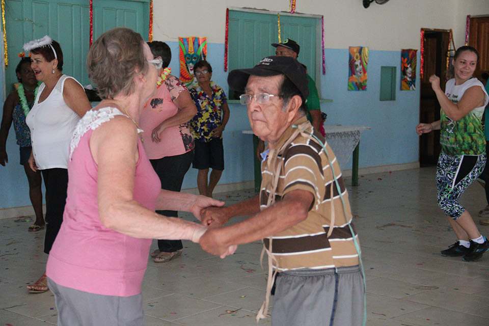 SAS realiza baile de Carnaval para idosos do município
