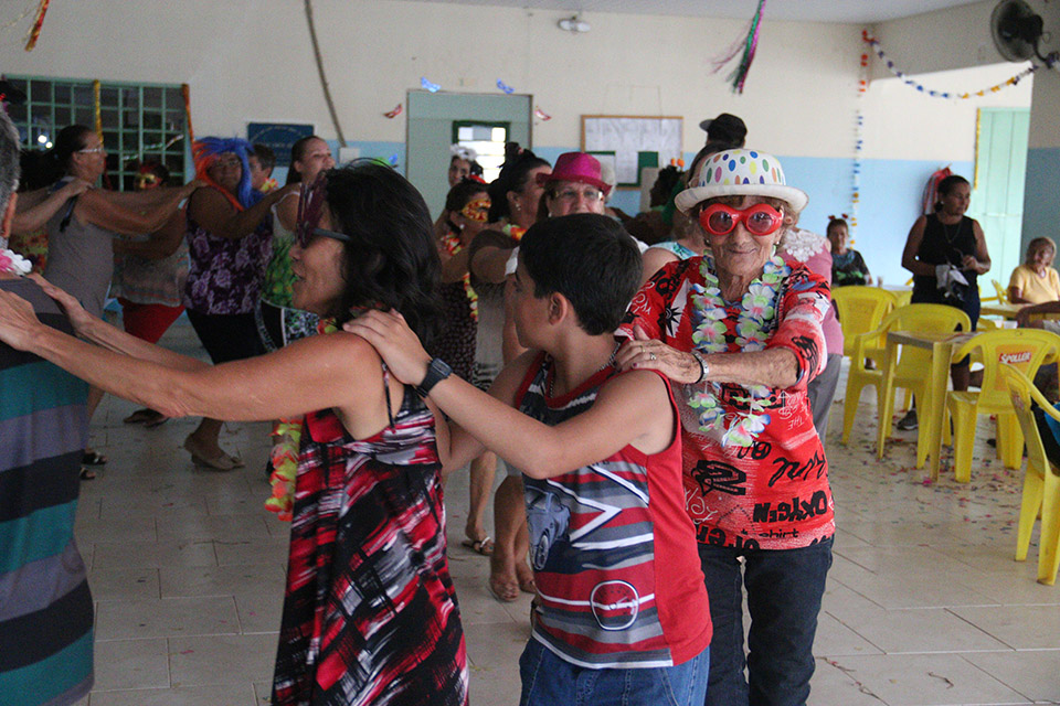 SAS realiza baile de Carnaval para idosos do município