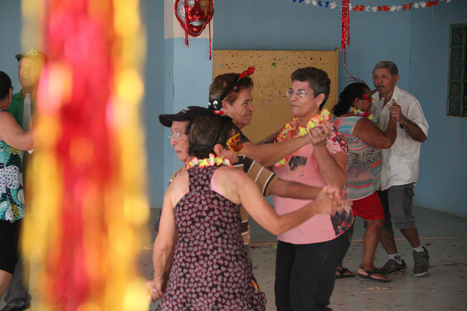 SAS realiza baile de Carnaval para idosos do município