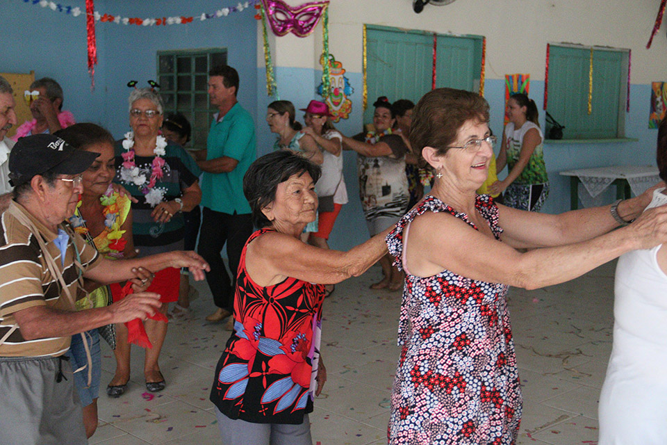 SAS realiza baile de Carnaval para idosos do município