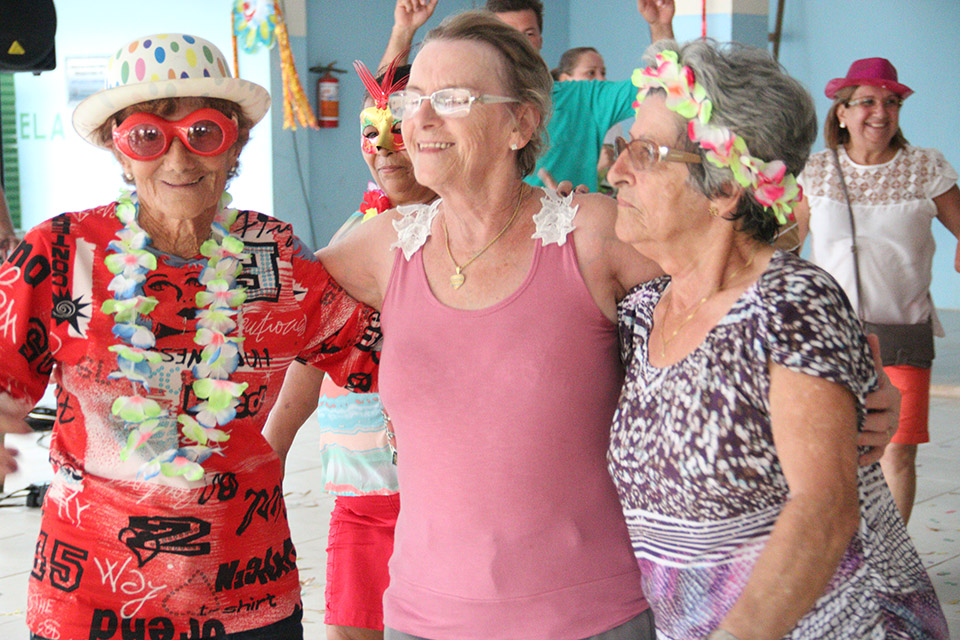 SAS realiza baile de Carnaval para idosos do município