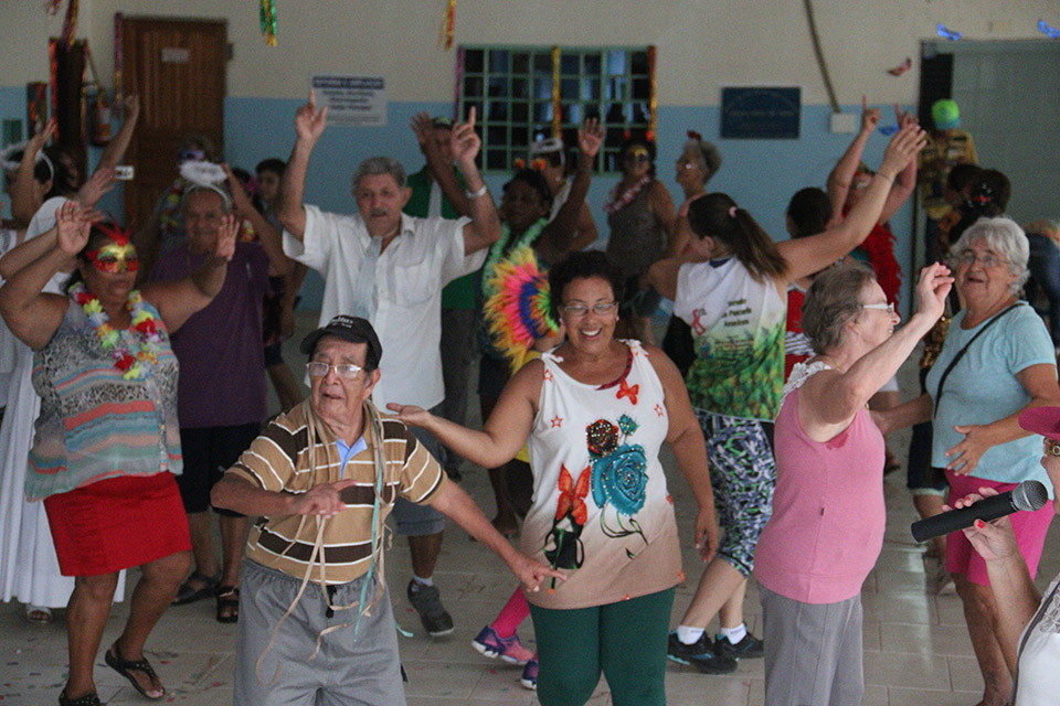 SAS realiza baile de Carnaval para idosos do município