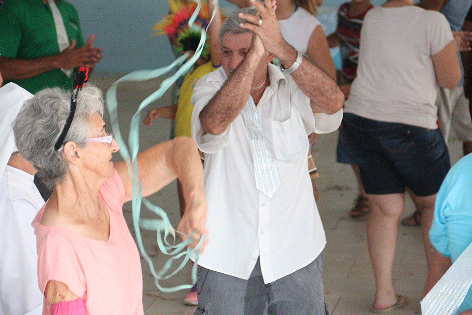 SAS realiza baile de Carnaval para idosos do município