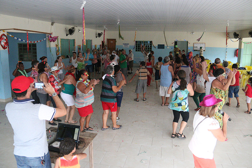 SAS realiza baile de Carnaval para idosos do município
