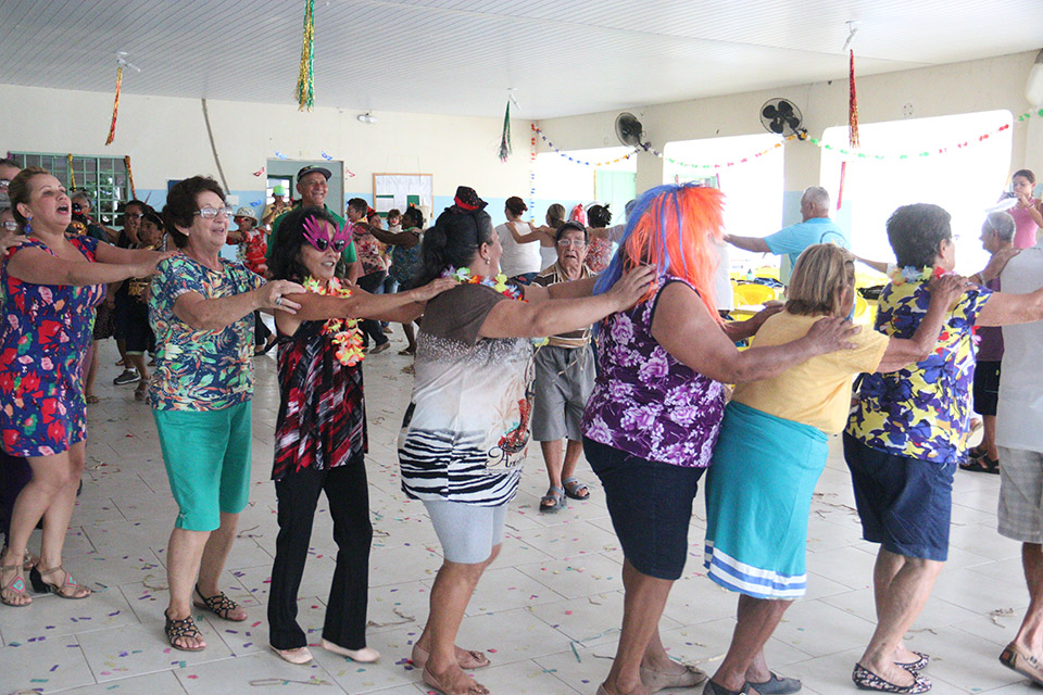 SAS realiza baile de Carnaval para idosos do município