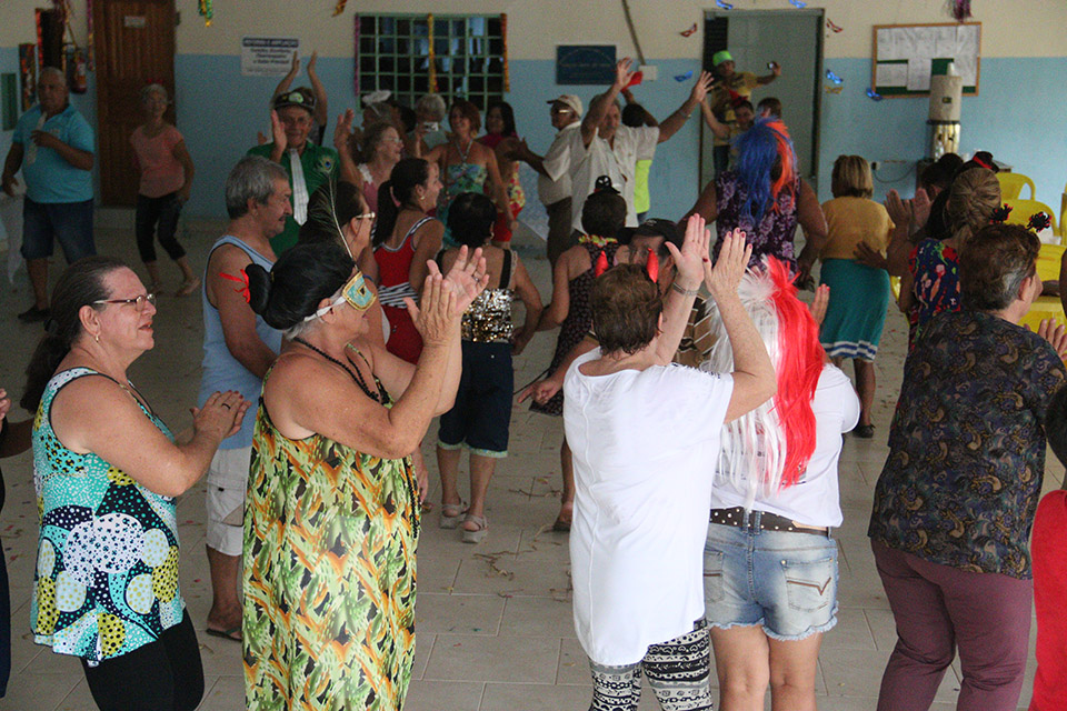 SAS realiza baile de Carnaval para idosos do município