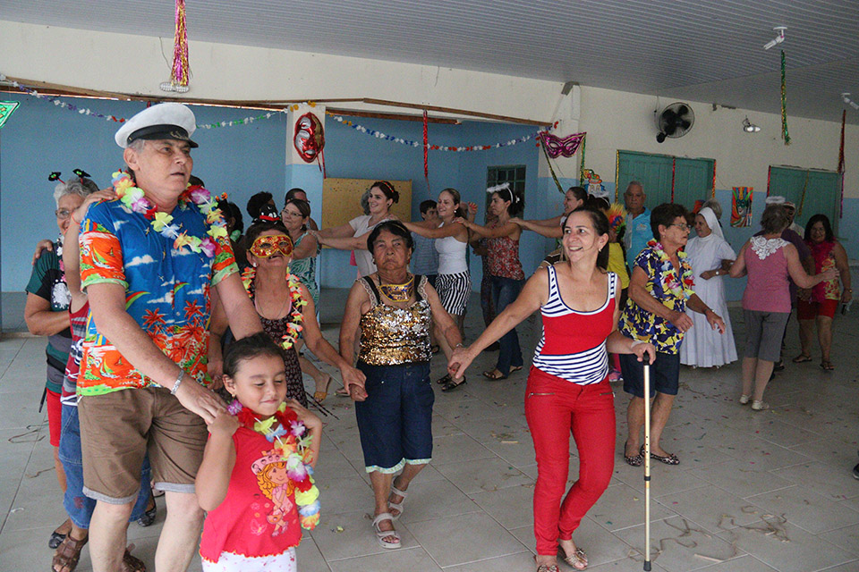 SAS realiza baile de Carnaval para idosos do município
