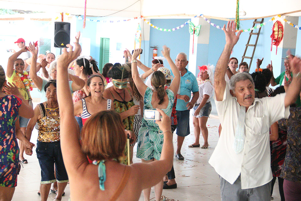 SAS realiza baile de Carnaval para idosos do município
