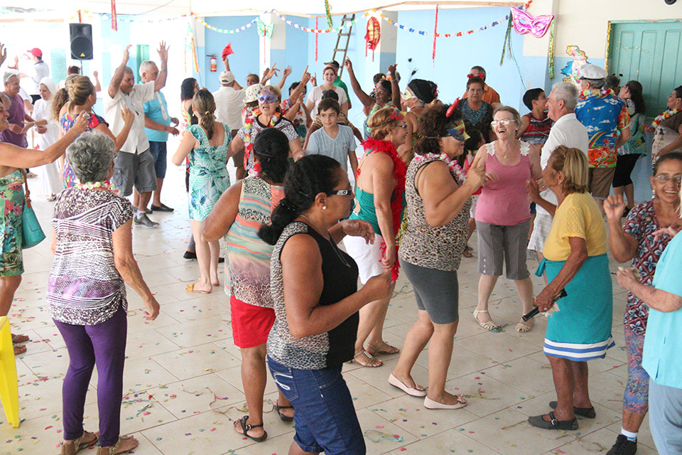 SAS realiza baile de Carnaval para idosos do município