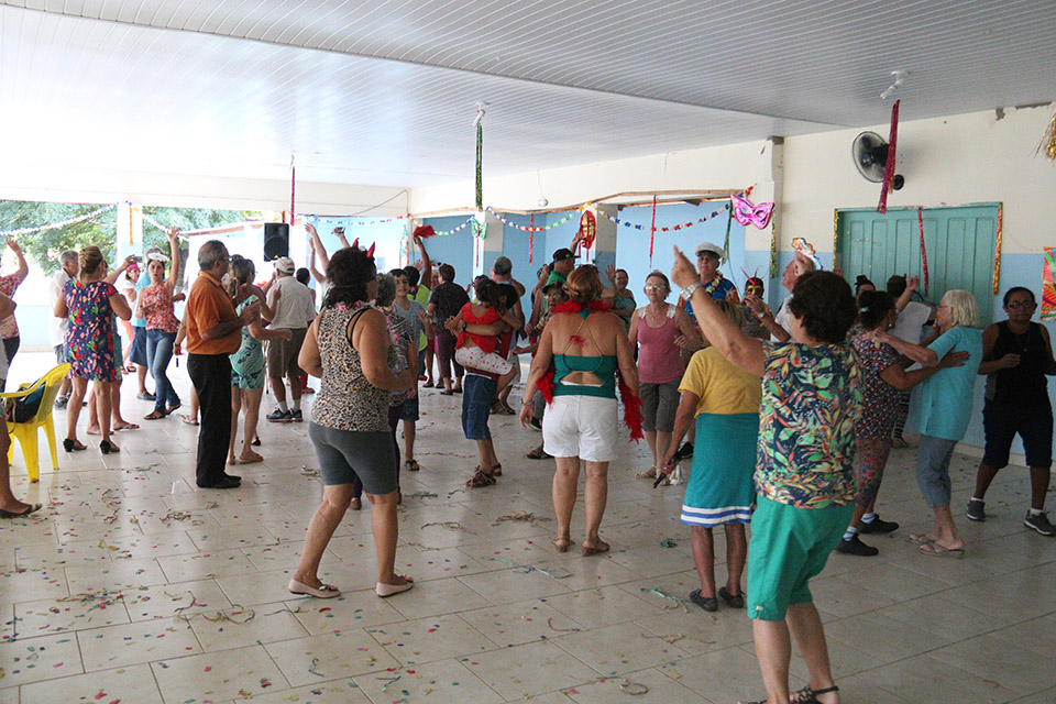 SAS realiza baile de Carnaval para idosos do município
