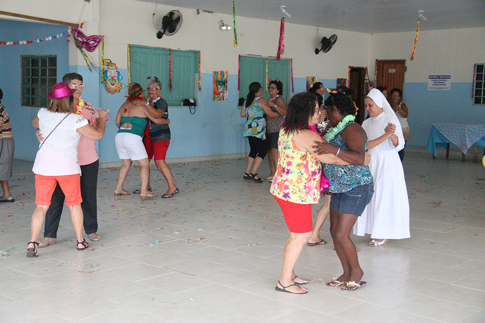 SAS realiza baile de Carnaval para idosos do município
