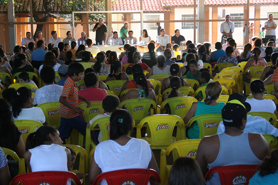 Prefeitura repassa uniformes escolares a crianças da rede municipal