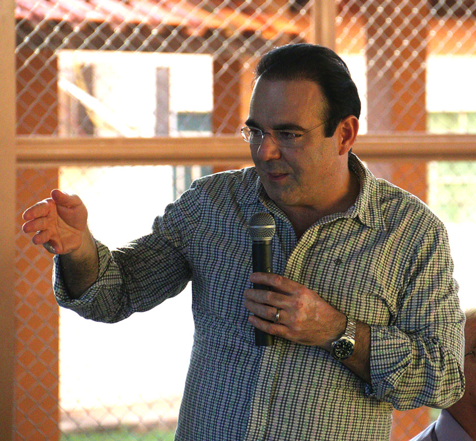 Prefeitura repassa uniformes escolares a crianças da rede municipal