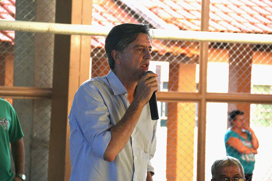 Prefeitura repassa uniformes escolares a crianças da rede municipal
