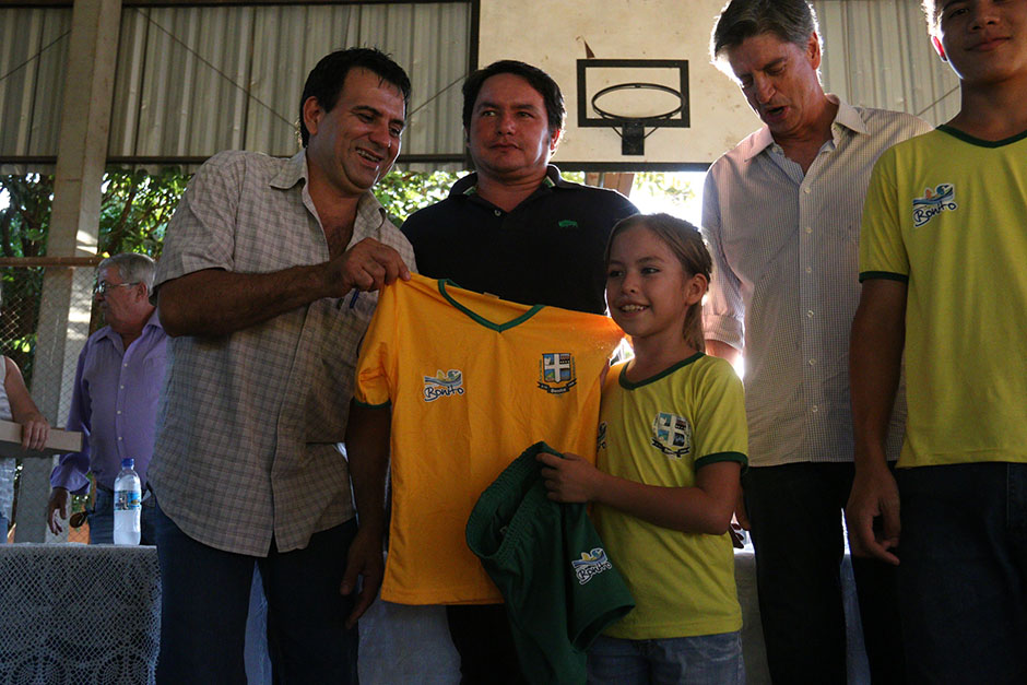 Prefeitura repassa uniformes escolares a crianças da rede municipal