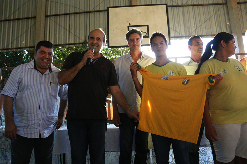 Prefeitura repassa uniformes escolares a crianças da rede municipal
