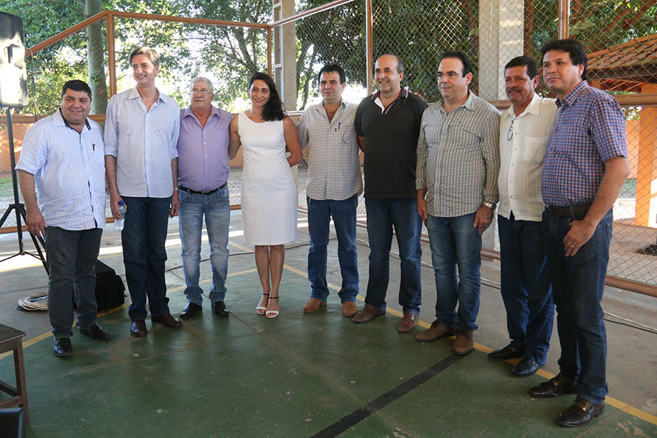 Prefeitura repassa uniformes escolares a crianças da rede municipal