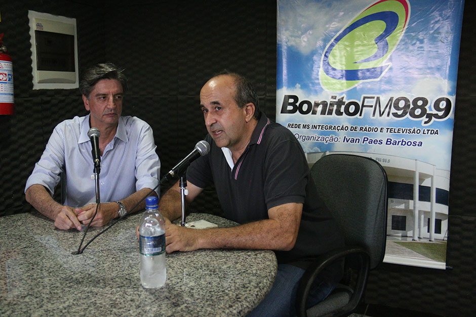 Prefeitura repassa uniformes escolares a crianças da rede municipal