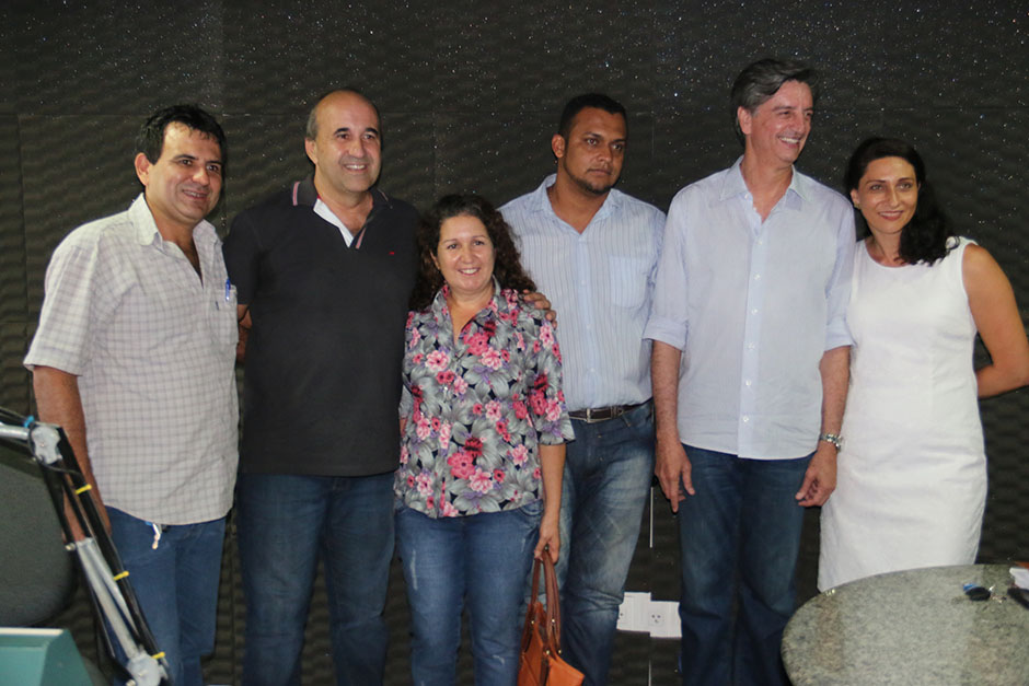 Prefeitura repassa uniformes escolares a crianças da rede municipal