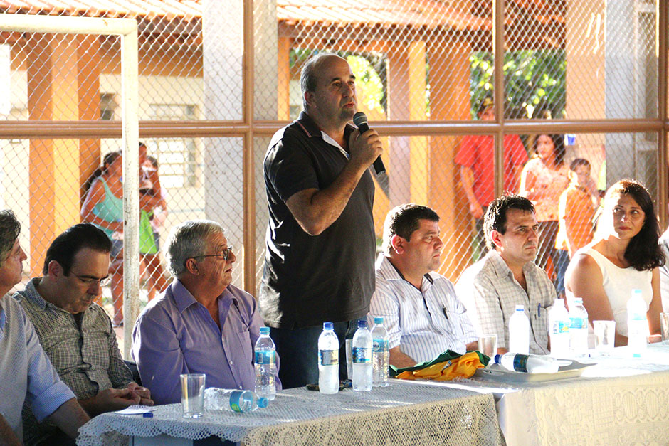 Prefeitura repassa uniformes escolares a crianças da rede municipal