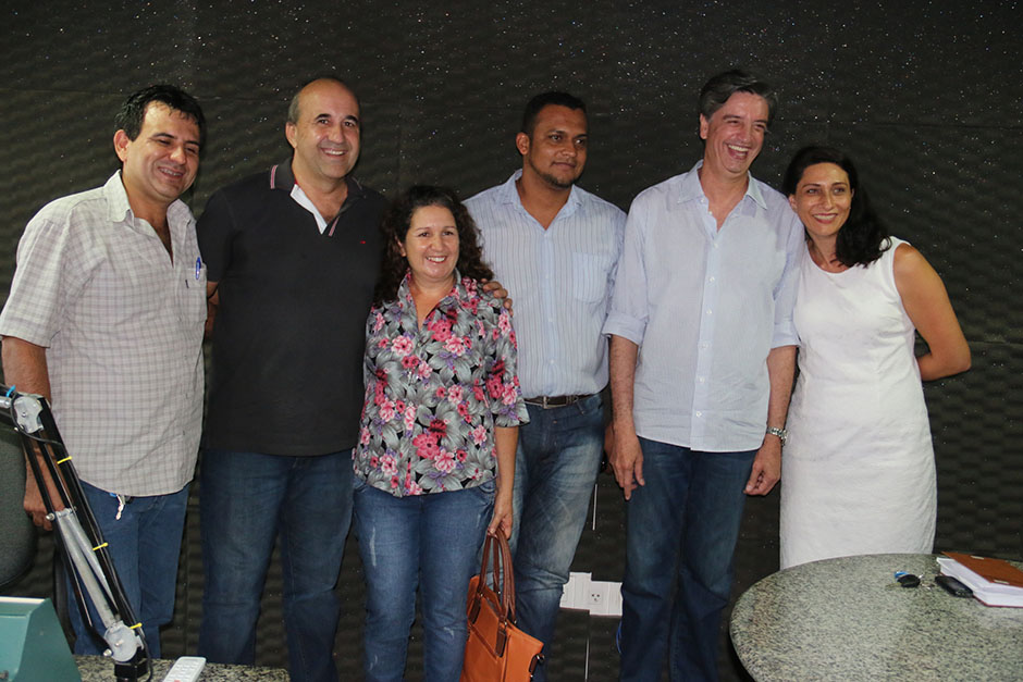 Prefeitura repassa uniformes escolares a crianças da rede municipal
