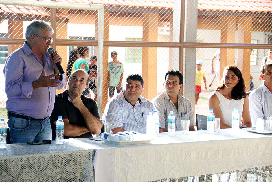 Prefeitura repassa uniformes escolares a crianças da rede municipal