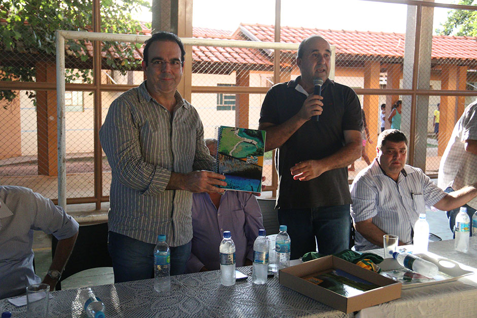 Prefeitura repassa uniformes escolares a crianças da rede municipal