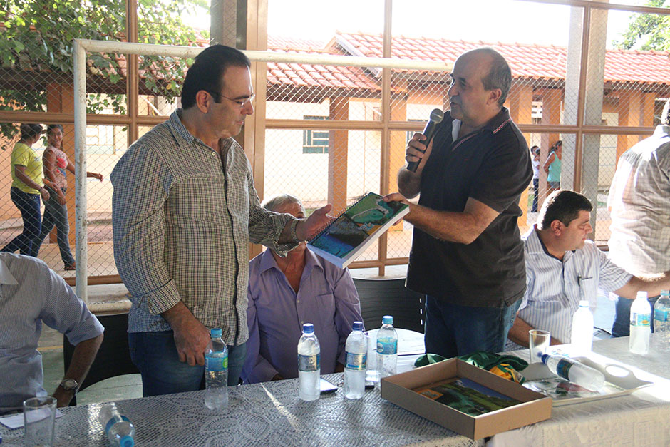 Prefeitura repassa uniformes escolares a crianças da rede municipal