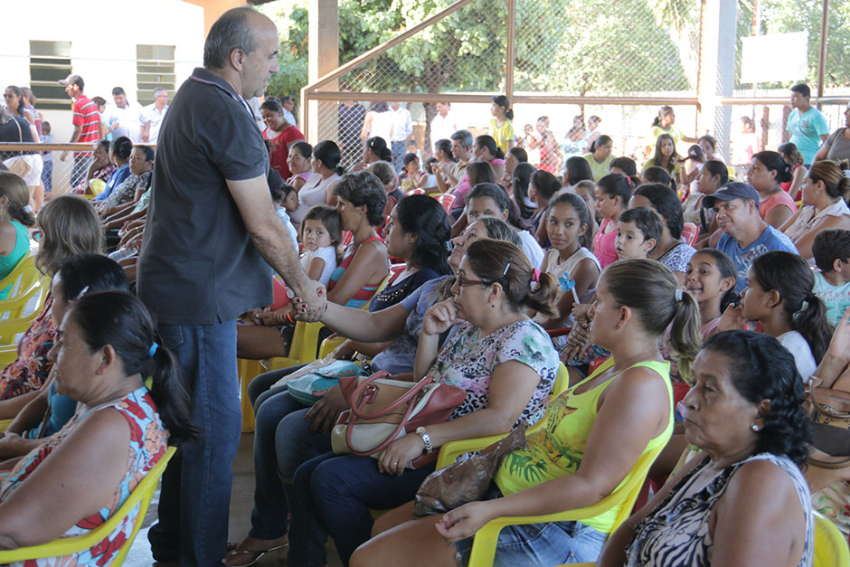 Prefeitura repassa uniformes escolares a crianças da rede municipal