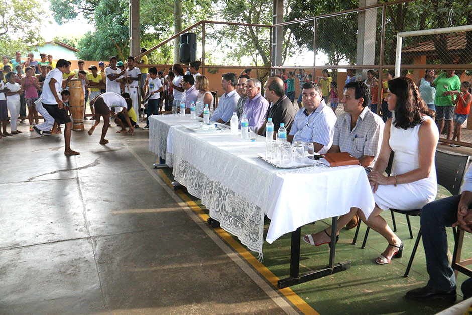 Prefeitura repassa uniformes escolares a crianças da rede municipal