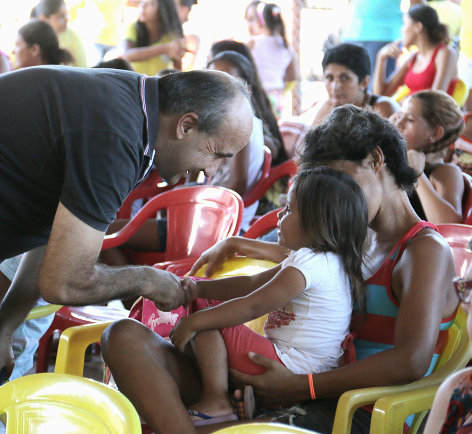 Prefeitura repassa uniformes escolares a crianças da rede municipal