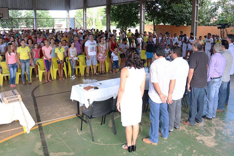 Prefeitura repassa uniformes escolares a crianças da rede municipal