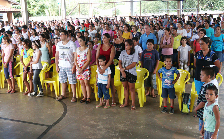 Prefeitura repassa uniformes escolares a crianças da rede municipal