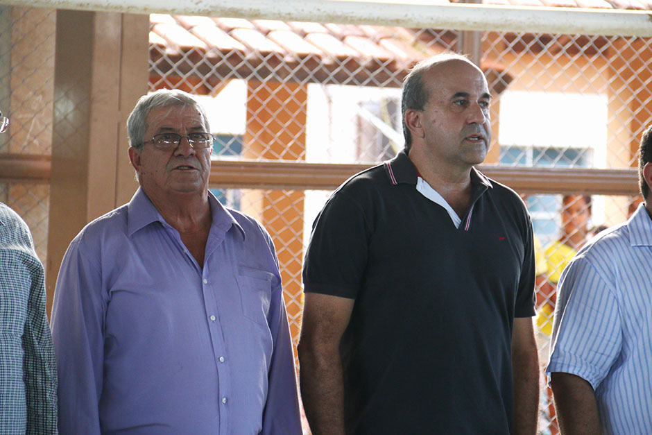 Prefeitura repassa uniformes escolares a crianças da rede municipal
