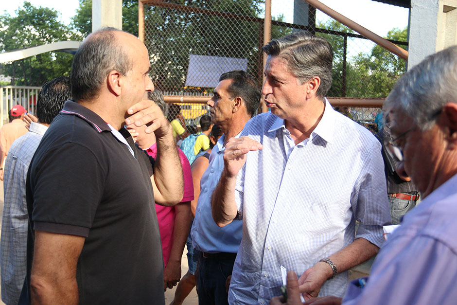 Prefeitura repassa uniformes escolares a crianças da rede municipal
