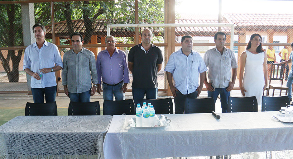 Prefeitura repassa uniformes escolares a crianças da rede municipal