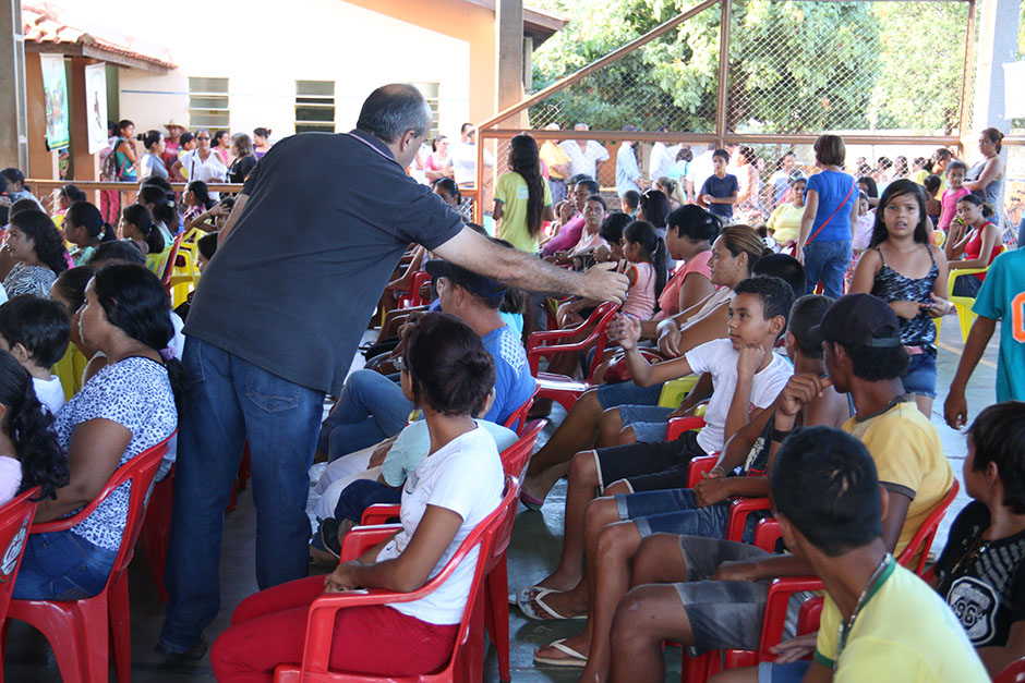 Prefeitura repassa uniformes escolares a crianças da rede municipal