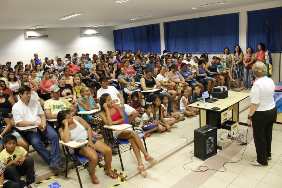 Prefeitura capacita 140 professores da rede municipal de ensino
