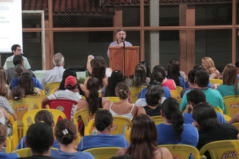 Juiz Odilon fala sobre família e o uso de drogas em palestra na rede municipal