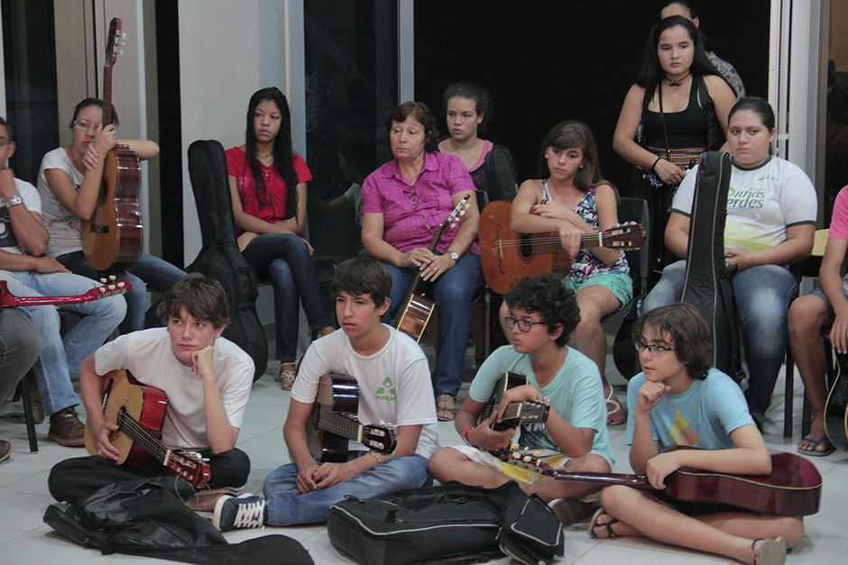 Oficina de violão tem primeiro dia de aula com turmas lotadas