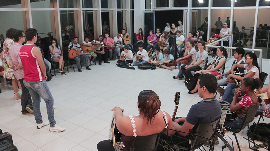 Oficina de violão tem primeiro dia de aula com turmas lotadas