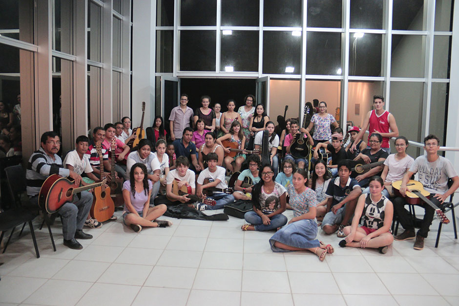 Oficina de violão tem primeiro dia de aula com turmas lotadas