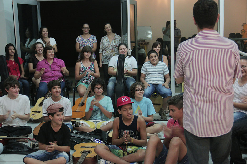 Oficina de violão tem primeiro dia de aula com turmas lotadas