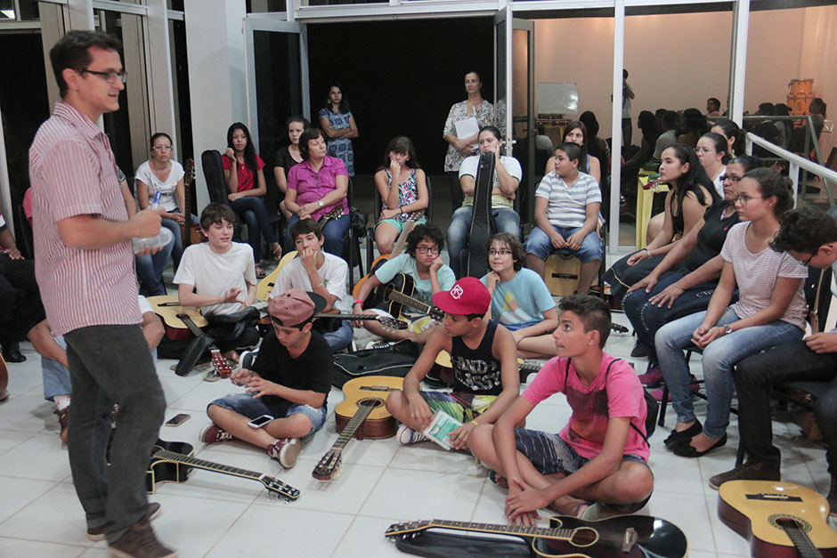 Oficina de violão tem primeiro dia de aula com turmas lotadas