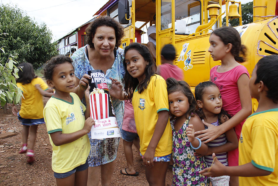 Cinema ao ar livre encanta moradores do jardim Bom Viver