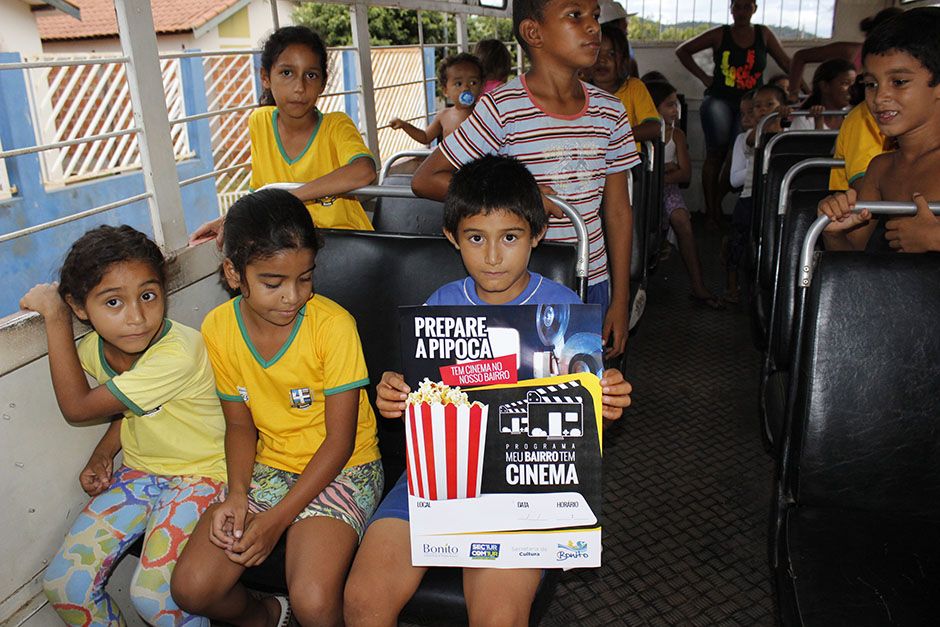 Cinema ao ar livre encanta moradores do jardim Bom Viver