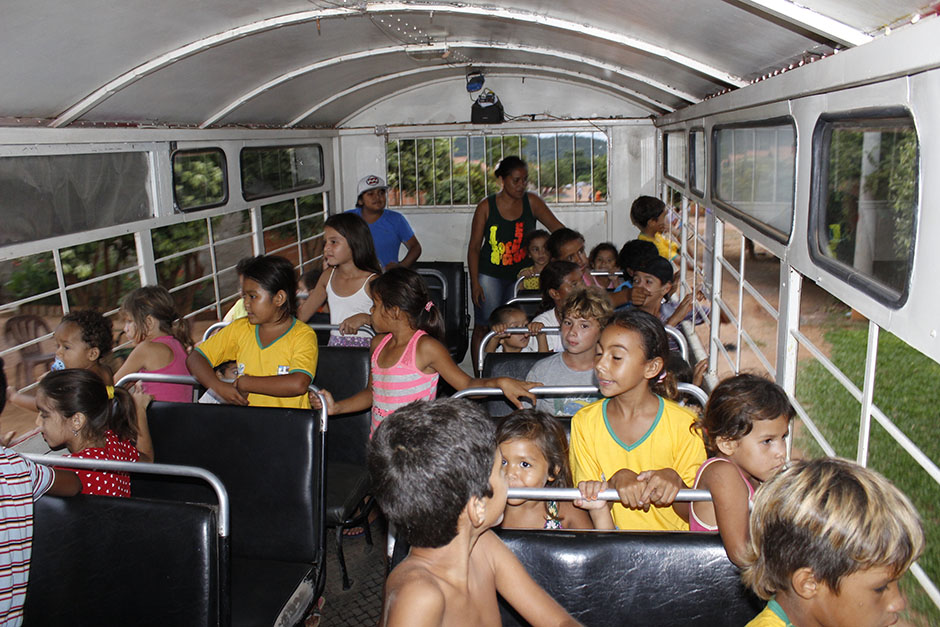 Cinema ao ar livre encanta moradores do jardim Bom Viver