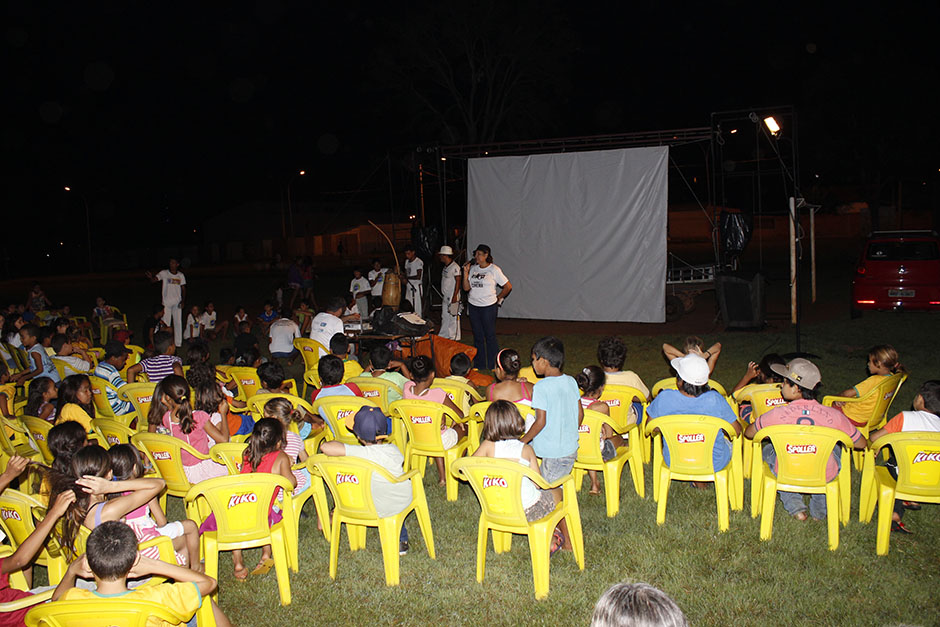 Cinema ao ar livre encanta moradores do jardim Bom Viver