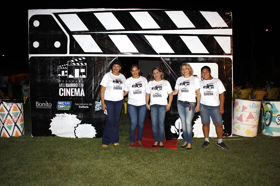 Cinema ao ar livre encanta moradores do jardim Bom Viver